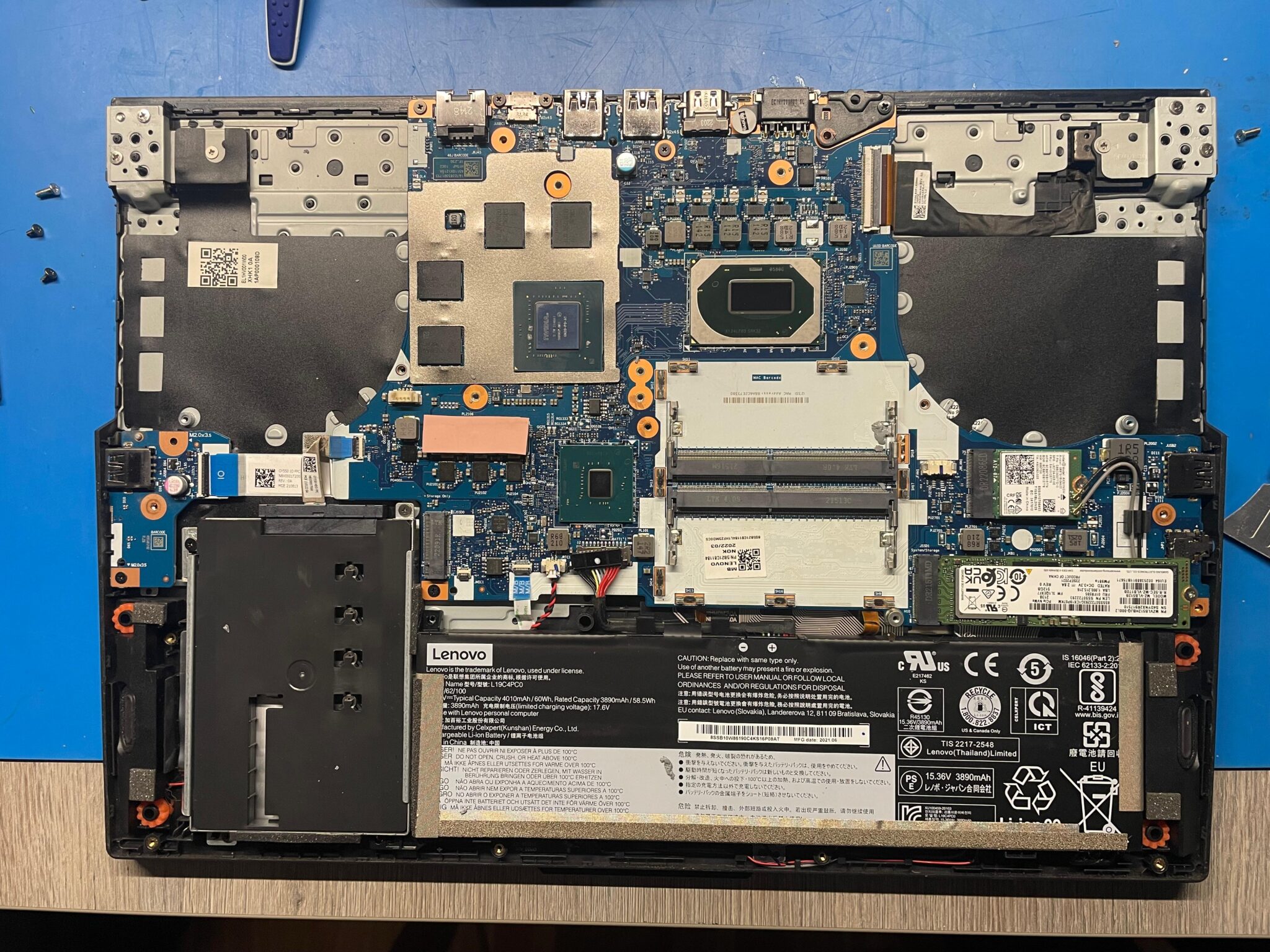 Curatare laptop Gaming Legion 5 15IMH6 si upgrade memorie ram (3)