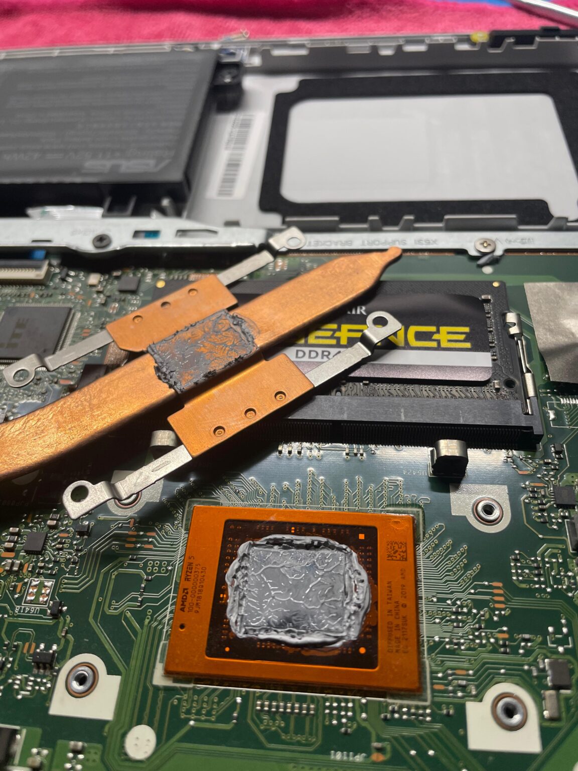 Curatare laptop si aplicare pasta termoconductoare ASUS VivoBook M513U OLED (7)